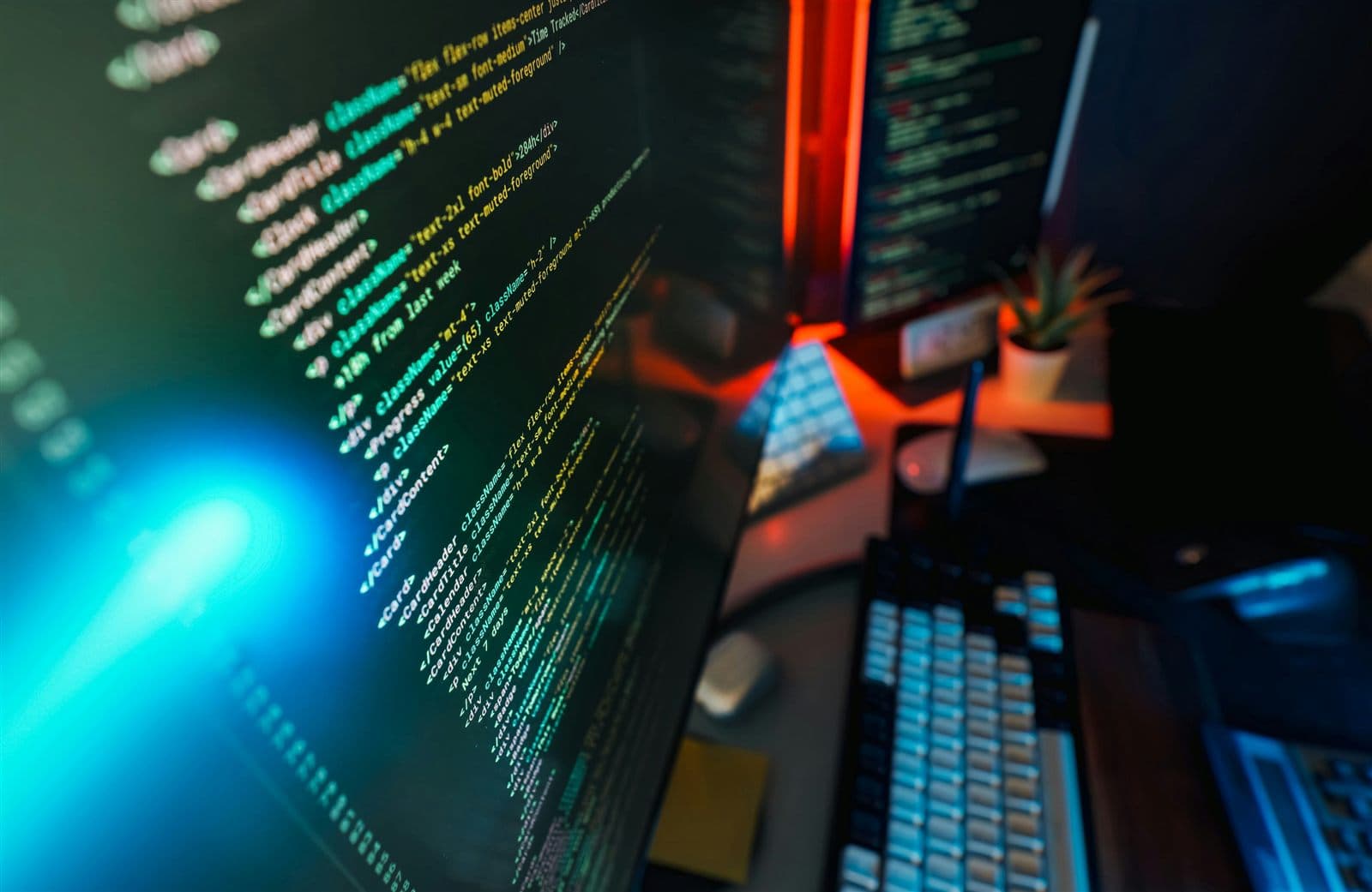 Écran affichant du code, symbolisant l'expertise cyber de QYBE Solutions