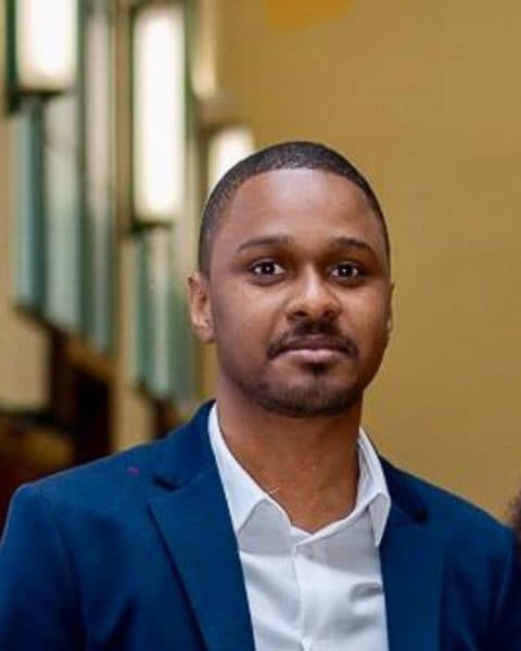 Portrait d'Ismaela Diallo, co-fondateur et architecte technique de QYBE Solutions